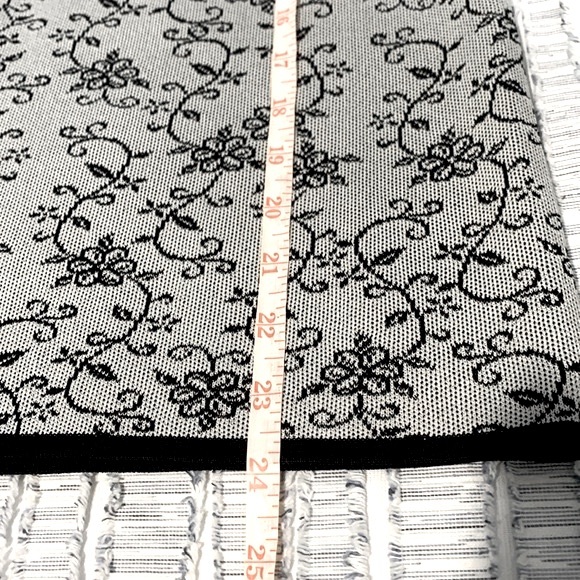 Woman’s Beautiful Exclusively Misook Skirt.. - Picture 5 of 5